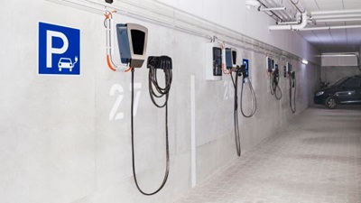 Puntos de recarga eléctricos en garaje.